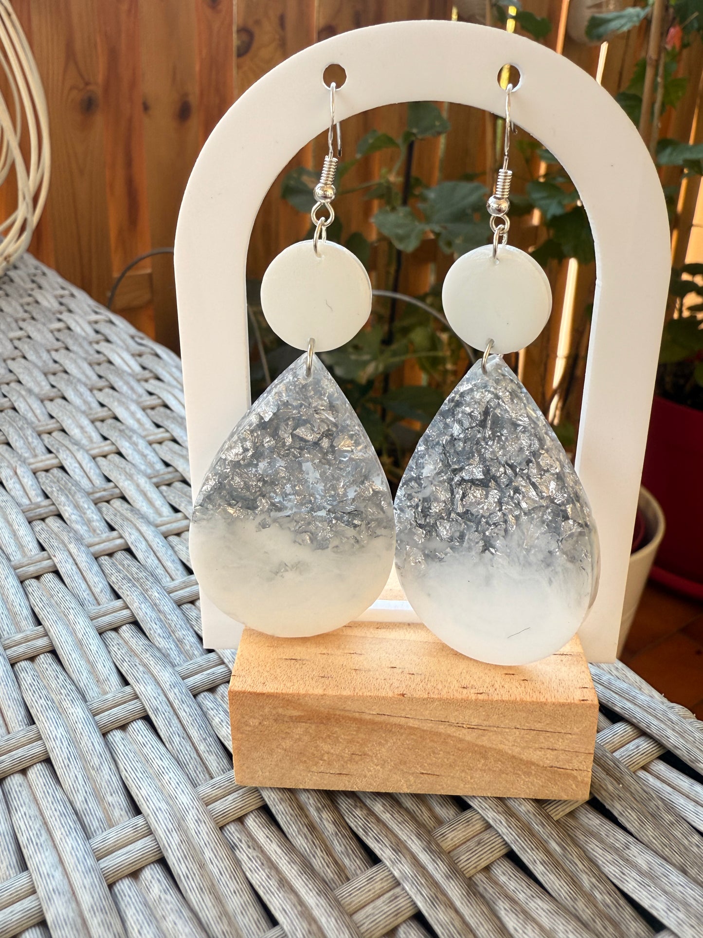 Boucles d’oreilles pendantes argentées – Effet givré artisanal