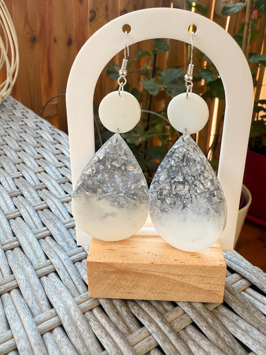 Boucles d’oreilles pendantes argentées – Effet givré artisanal